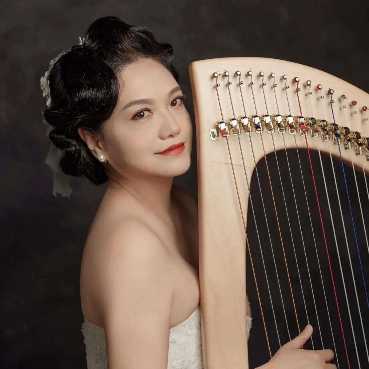 Wei-Yi Lai performing harp