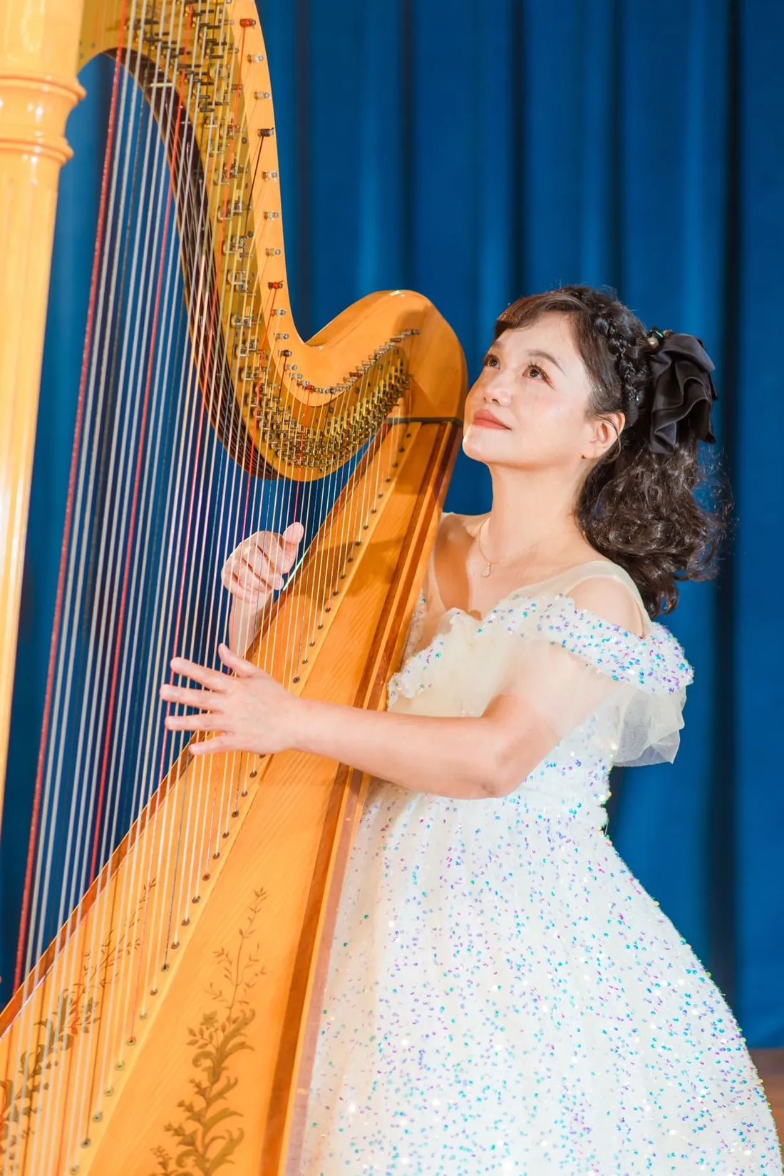 Wei-Yi Lai performing on the harp